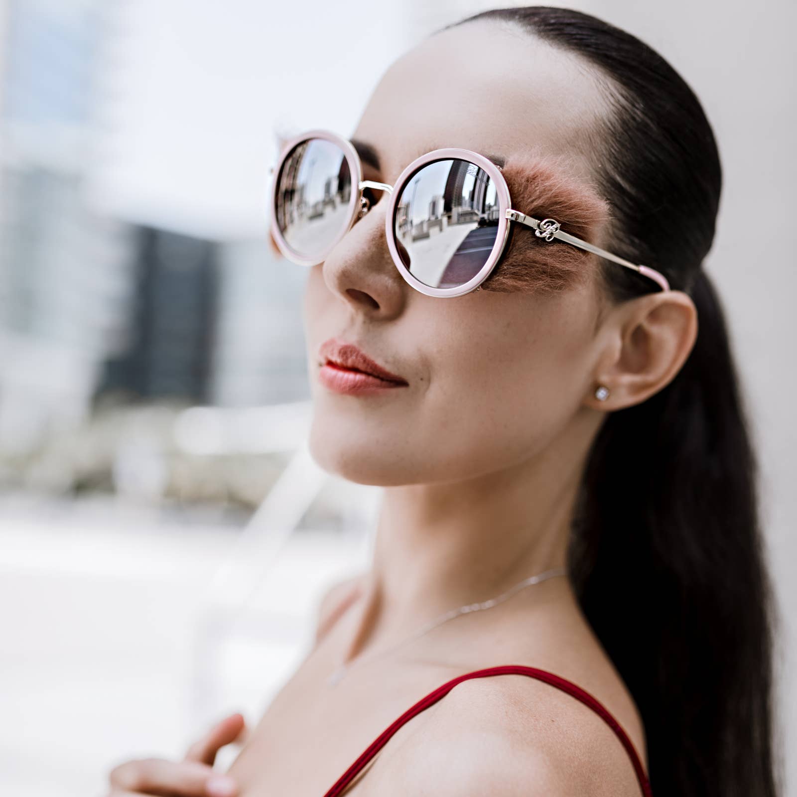 Make a bold statement with our exquisite pink and gold round frames